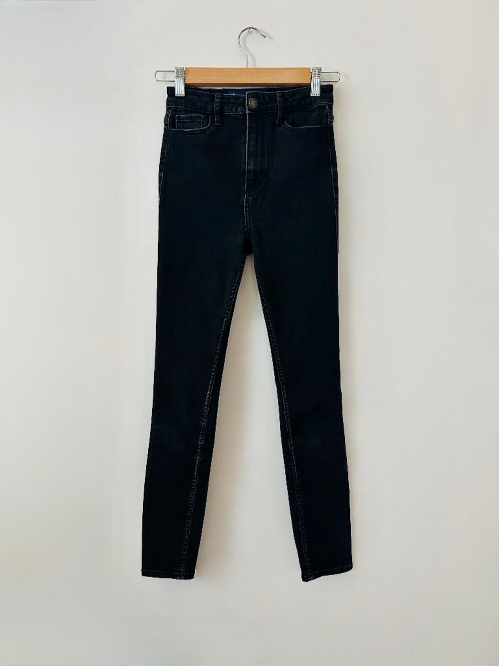 Hollister Ultra High-Rise Super Skinny Jeans in Black, Size 00S/23